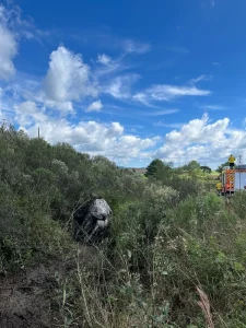 Condutora fica ferida após capotamento na BR-282 em Bom Retiro
