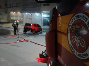 Incêndio destrói veículo estacionado durante a madrugada em Lages