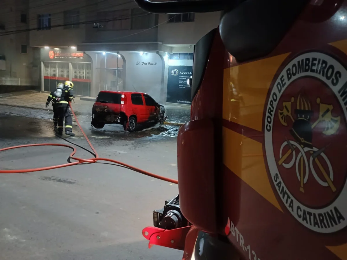 Incêndio destrói veículo estacionado durante a madrugada em Lages