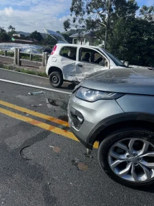 Colisão entre caminhão e dois veículos deixa trânsito lento na BR-470 em Rodeio
