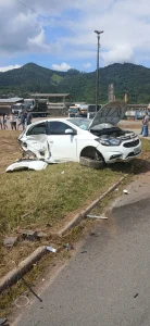 Colisão lateral entre dois carros mobiliza equipes de resgate na BR-470, em Ascurra
