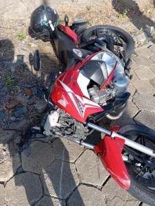 Motociclista fica ferido em acidente no Bairro Rio Ferro, em Presidente Getúlio