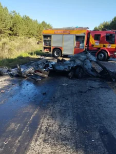 Colisão frontal deixa uma pessoa morta e outra ferida na SC-114, em Lages