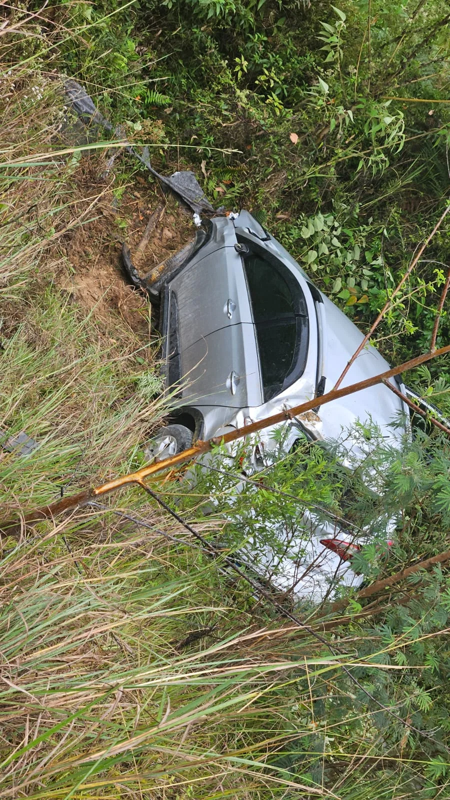 Carro sai da pista e sofre queda em ribanceira em Atalanta