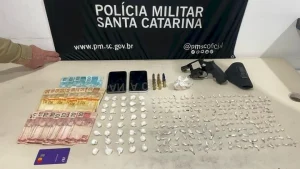 Revólver e drogas embaladas para venda são apreendidos em Balneário Gaivota