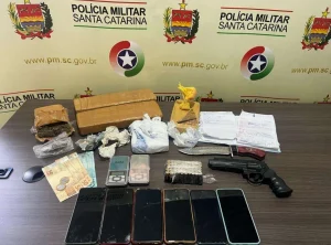 Polícia Militar de Ituporanga aborda carro e encontra drogas e munições