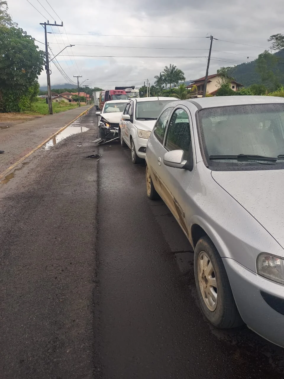Engavetamento é registrado na tarde desta sexta-feira, na SC-110, em Rodeio