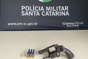 Homem é preso com arma de fogo e drogas em Chapecó
