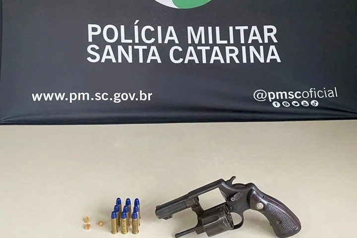 Homem é preso com arma de fogo e drogas em Chapecó