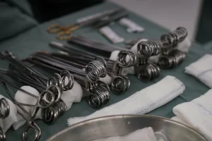 Estado viabiliza cirurgia inédita em paciente jovem com tumor ósseo pelo SUS