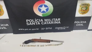 Homens são presos por posse ilegal de arma de fogo e ameaças contra policiais