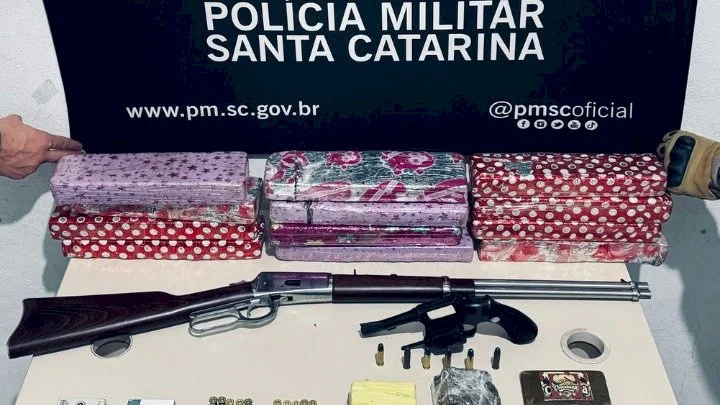 Operação apreende armas de fogo e drogas em residência no Centro de Palhoça