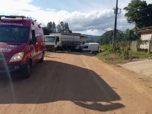 Bombeiros Voluntários atendem acidente entre carro e caminhão em Presidente Getúlio