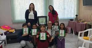 Crianças do SCFV recebem visita da escritora Aparecida Cristovão e se encantam com história sobre cuidado animal