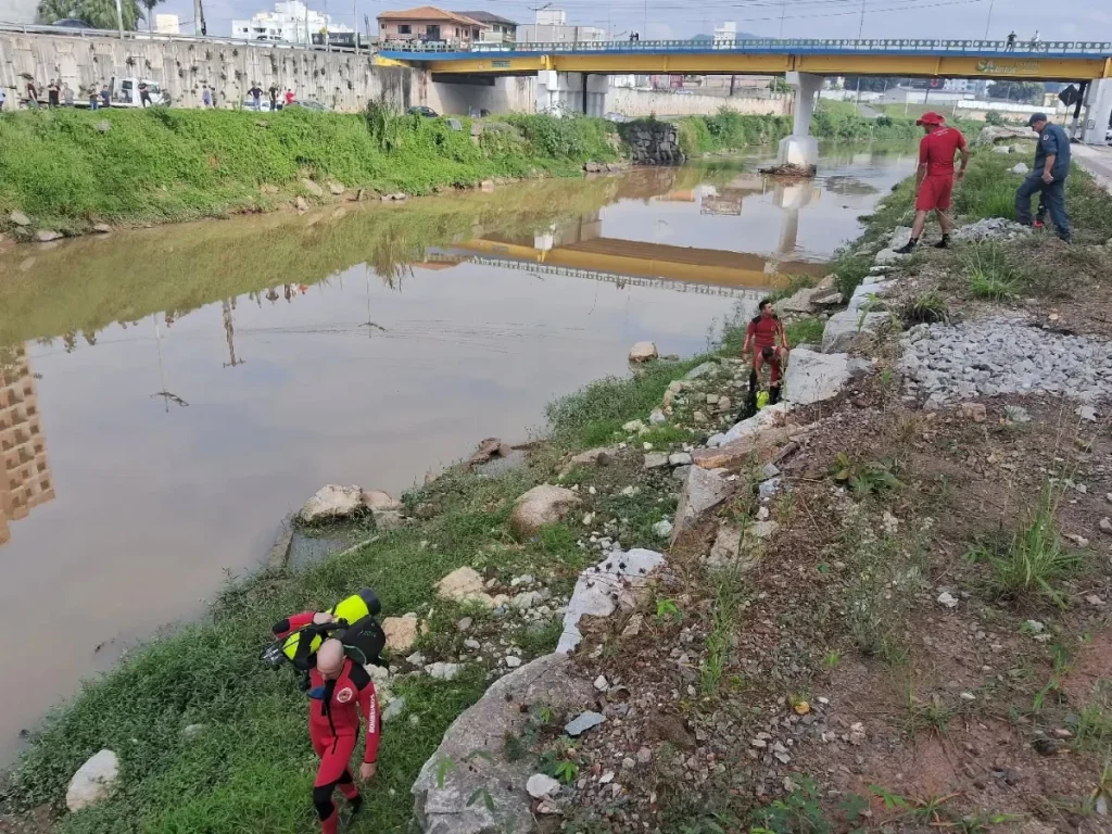 Corpo de mulher encontrada morta dentro de carro submerso é sepultado em Brusque