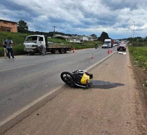 Motociclista morre em acidente com caminhão na BR-470, em Curitibanos