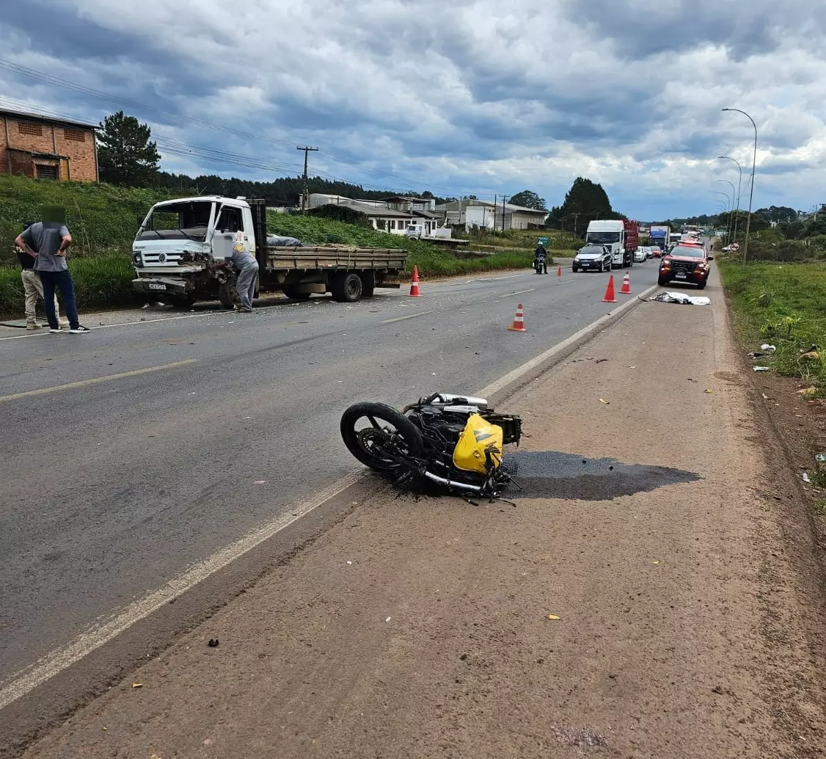 Motociclista morre em acidente com caminhão na BR-470