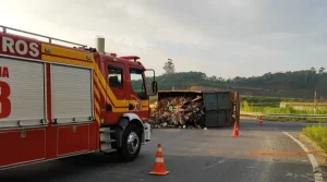 Caminhão carregado com materiais recicláveis tomba na BR-470, em Gaspar