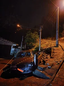 Condutor perde controle de veículo e derruba medidor de energia em Ibirama