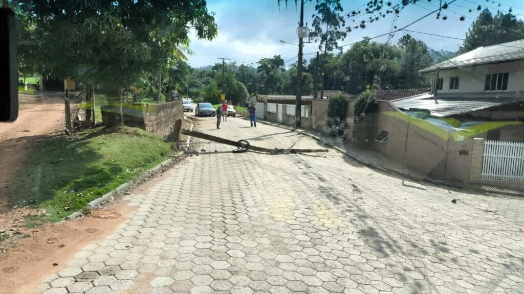 Caminhão derruba poste em Ibirama; condutor deixou o local do acidente