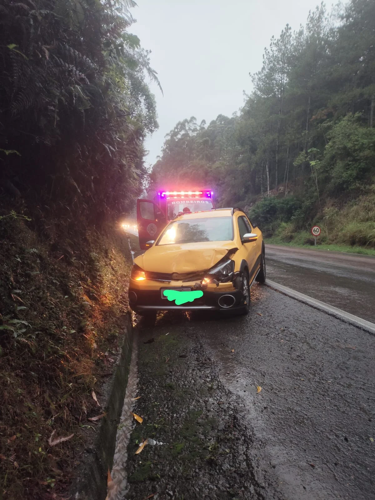 Bombeiros atendem acidente entre carro e caminhão na BR-470, em Ibirama