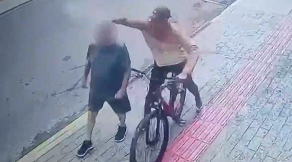 Câmera flagra assalto a idoso de 77 anos, em Balneário Camboriú