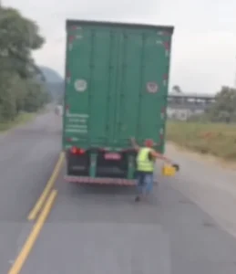 Homem cai de caminhão e quase é atropelado, em vídeo gravado em Rio do Sul