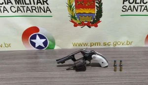 Polícia apreende revólver dentro de carro abordado em Ituporanga
