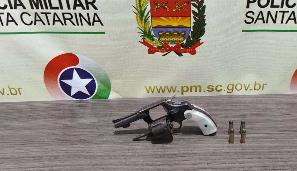 PM apreende revólver dentro de carro abordado em Ituporanga