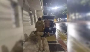 Homem é preso após ser flagrado agredindo cães em vídeo, em Balneário Camboriú