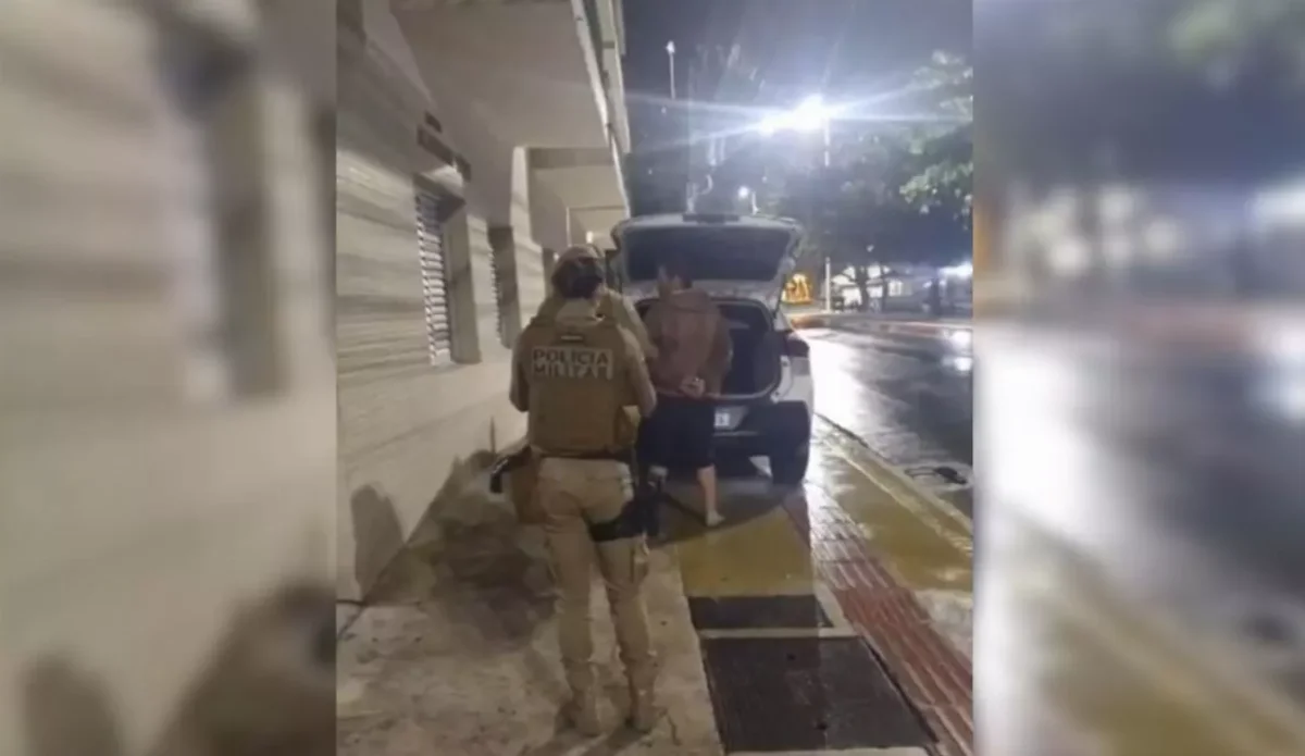 Homem é preso após ser flagrado agredindo cães em vídeo, em Balneário Camboriú