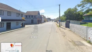 Rua Clemente Demarch tem trânsito em meia pista para obra de drenagem, em Rio do Sul