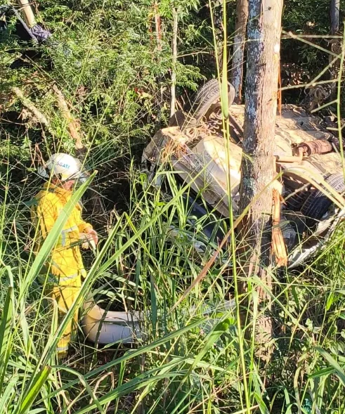 Motorista morre após carro sair da pista e capotar na BR-470, em Indaial