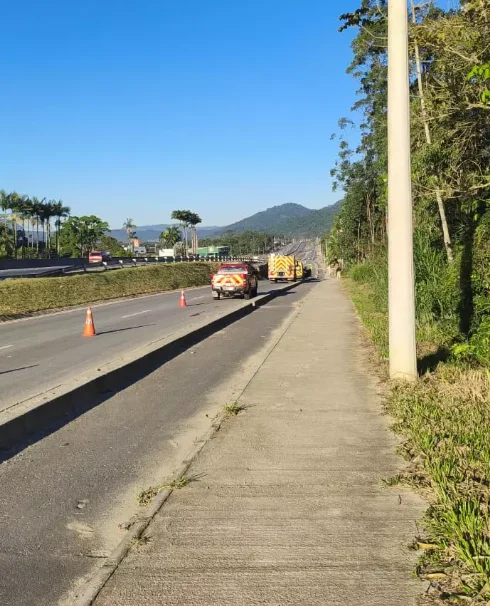 Motorista morre após carro sair da pista e capotar na BR-470, em Indaial