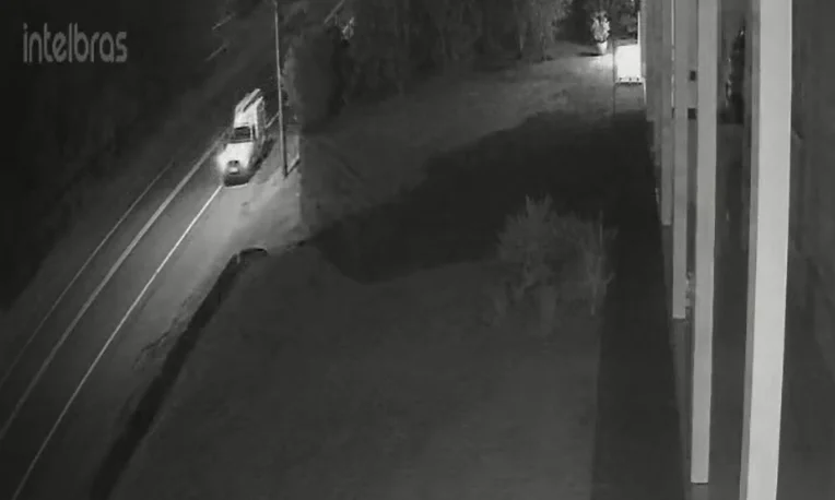 Morador flagra tentativa de furto de cabos de fibra óptica e aciona a polícia, em Ibirama