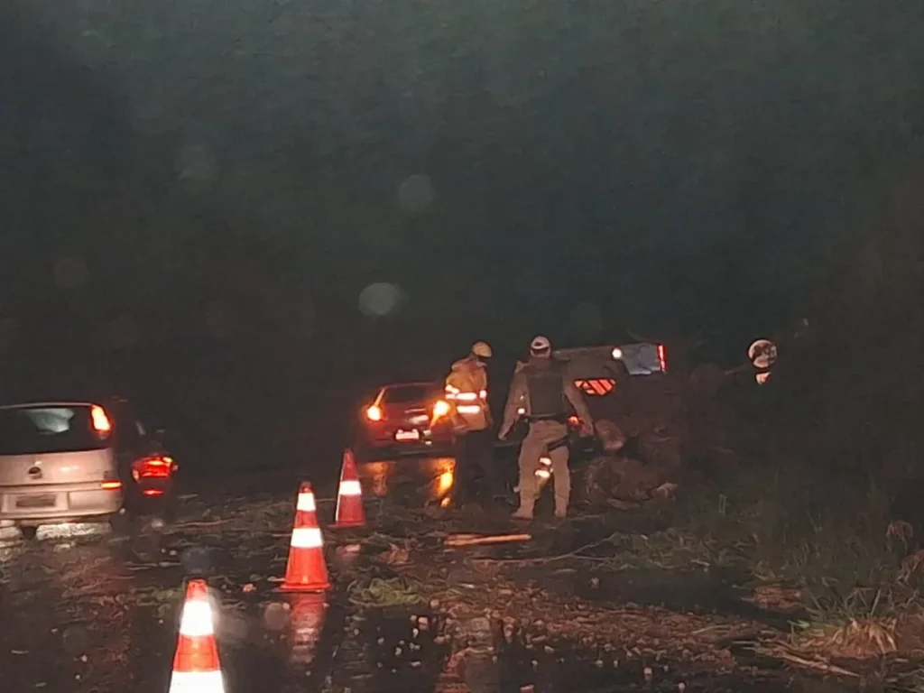 Temporais causam estragos em SC; duas pessoas morreram após serem atingidas por árvores