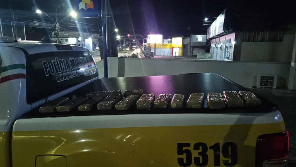 Casal é preso com mais de 8 kg de maconha durante abordagem em SC