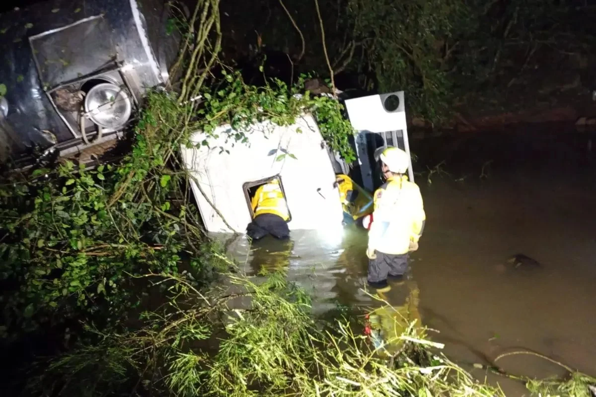 Motorista morre após caminhão carregado com leite cair em ribanceira de 35 metros