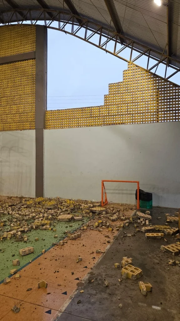 Muro Cai Sobre Crianças Em Mondaí