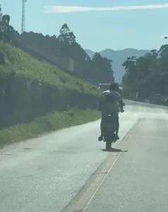 Homem é preso pela PRF após furtar moto e tentar subornar policiais