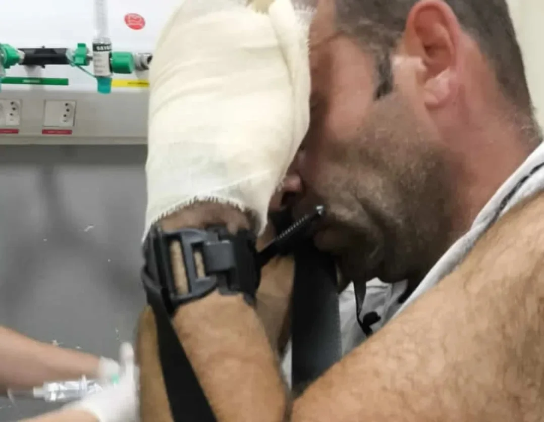 Homem quase perde a mão com esmerilhadeira e é salvo por PMs após corrida contra o tempo em Blumenau
