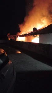 Homem agride companheira e incendeia casa em Ituporanga