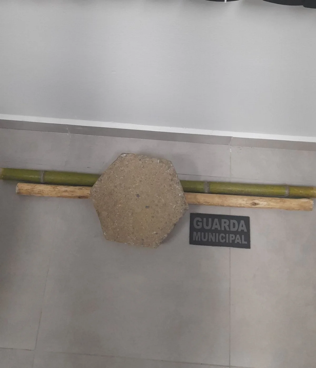 Homem é preso em flagrante após agredir companheira, enteada e testemunhas com pedaços de madeira e lajota