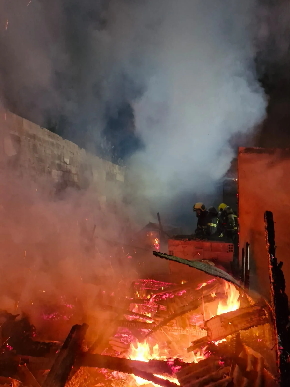 Idoso morre em incêndio durante a madrugada no bairro Gethal, em Lages
