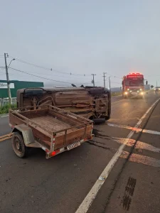 Fiat Uno tomba após colisão com trator na SC-390