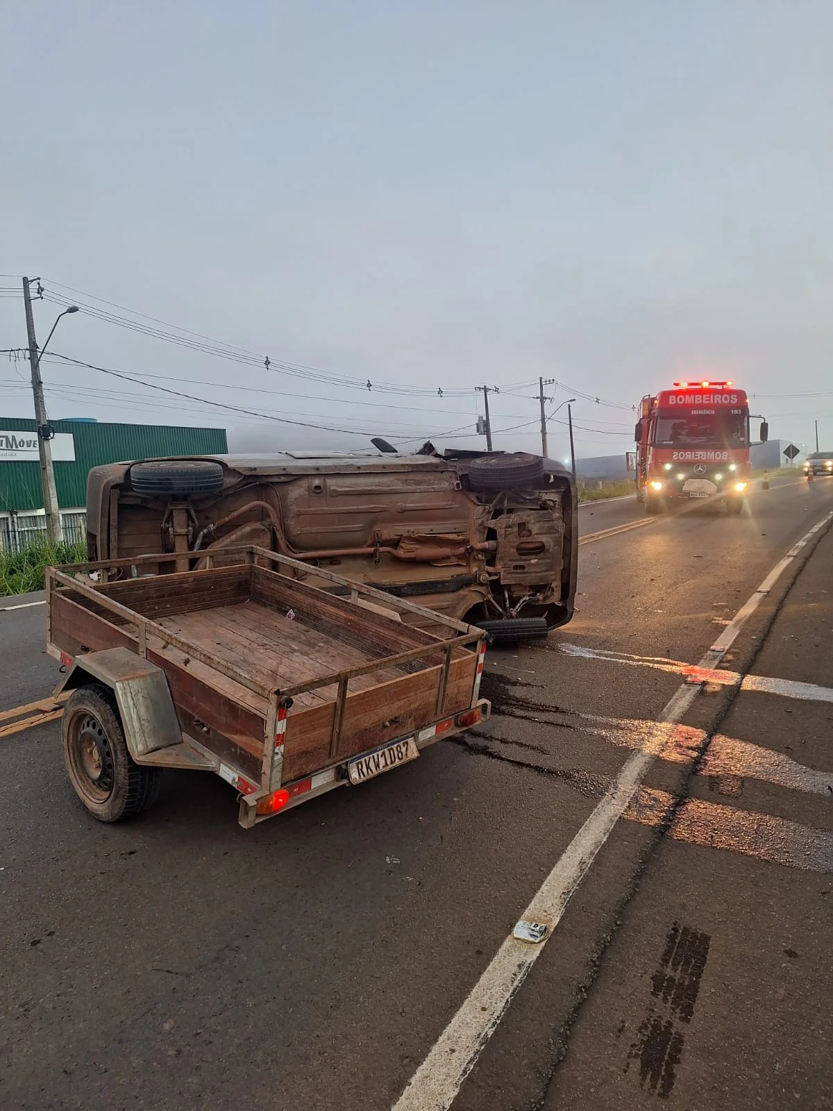 Fiat Uno tomba após colisão com trator na SC-390