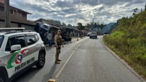 Vídeo: caminhão tomba e entulhos caem em quintal de residência, em Itajaí