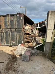 Caminhão envolvido em acidente tomba novamente, no mesmo local, e atinge casa