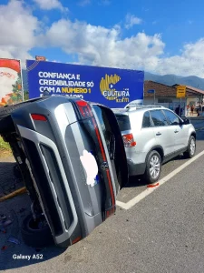 Veículo tomba após colisão na Avenida Barão do Rio Branco, em Rodeio