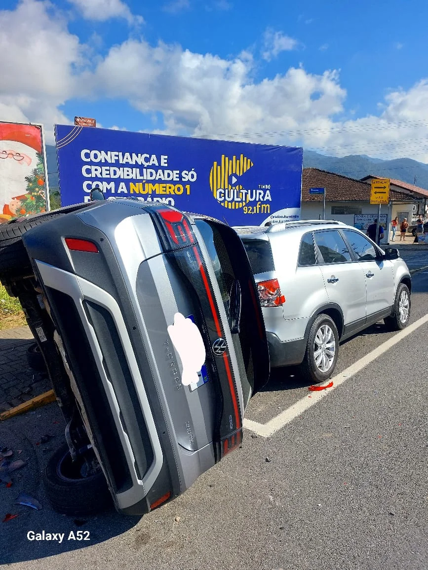 Veículo tomba após colisão na Avenida Barão do Rio Branco, em Rodeio